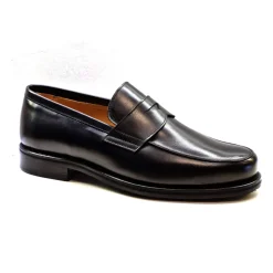 Klassischer schwarzer Mokassin mit Lederdetails