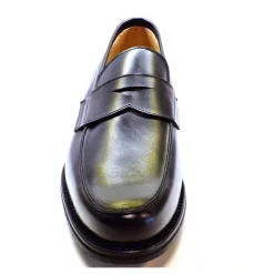 Klassischer schwarzer Mokassin mit Lederdetails