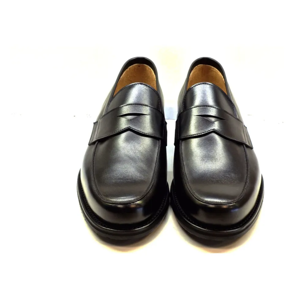 Klassischer schwarzer Mokassin mit Lederdetails
