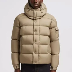 Kurze Daunenjacke mit abnehmbarer Kapuze