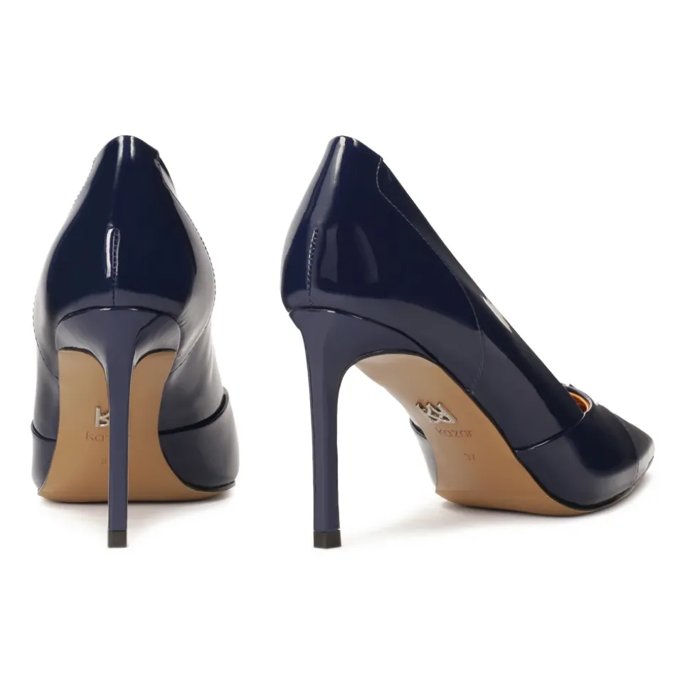 Lackierte marineblaue Pumps mit Absatz