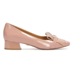 Lackierte Pumps mit Verzierung vorne