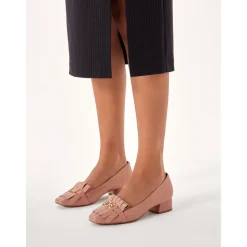 Lackierte Pumps mit Verzierung vorne