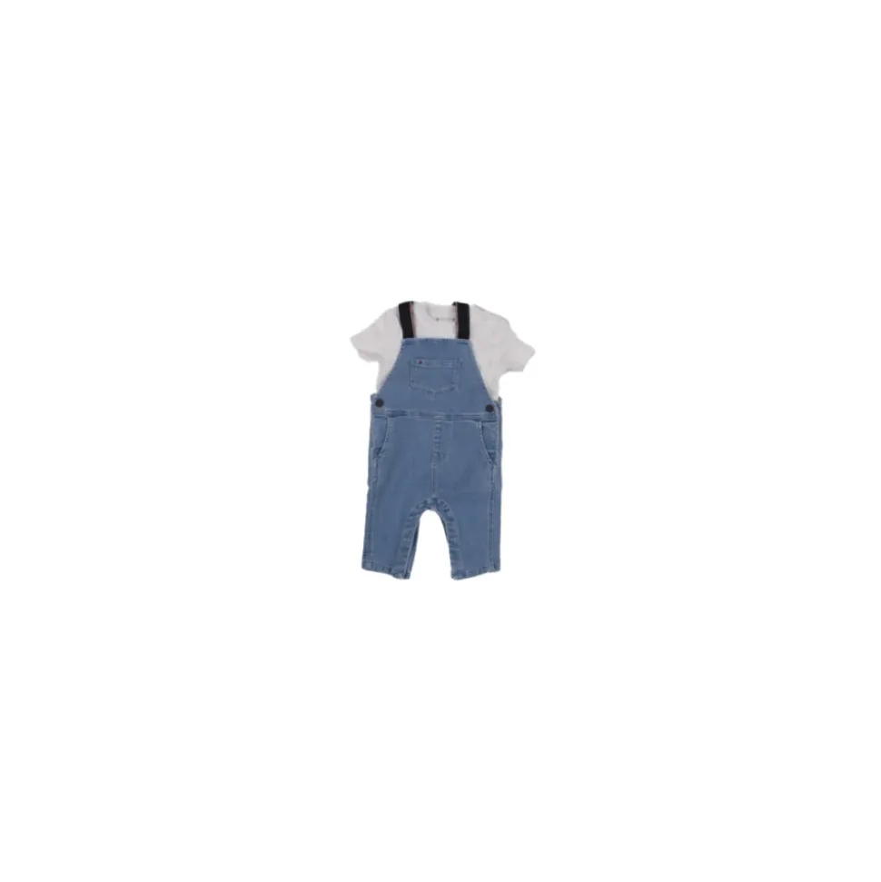 Latzhose mit Logo und T-Shirt