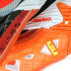 LeBron XVIII Low Basketballschuh