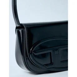 Ledertasche mit Logo-Plakette
