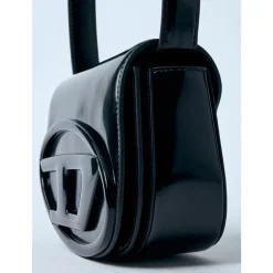 Ledertasche mit Logo-Plakette