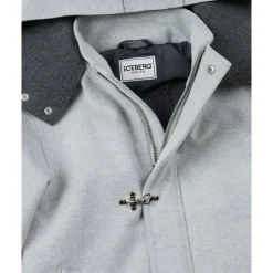 Leichte Jacke mit Kapuze und Metallhakenverschluss