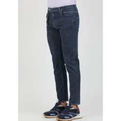 Maßgeschneiderte Denim-Jeans mit spezieller Naht
