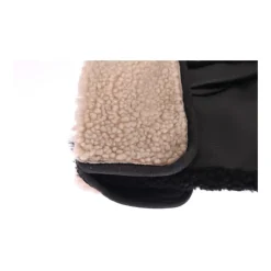 Nietenbesetzte Lammfellhandschuhe