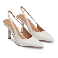 Off white Pumps auf einem schlanken Stiletto mit einem quadratischen Absatz
