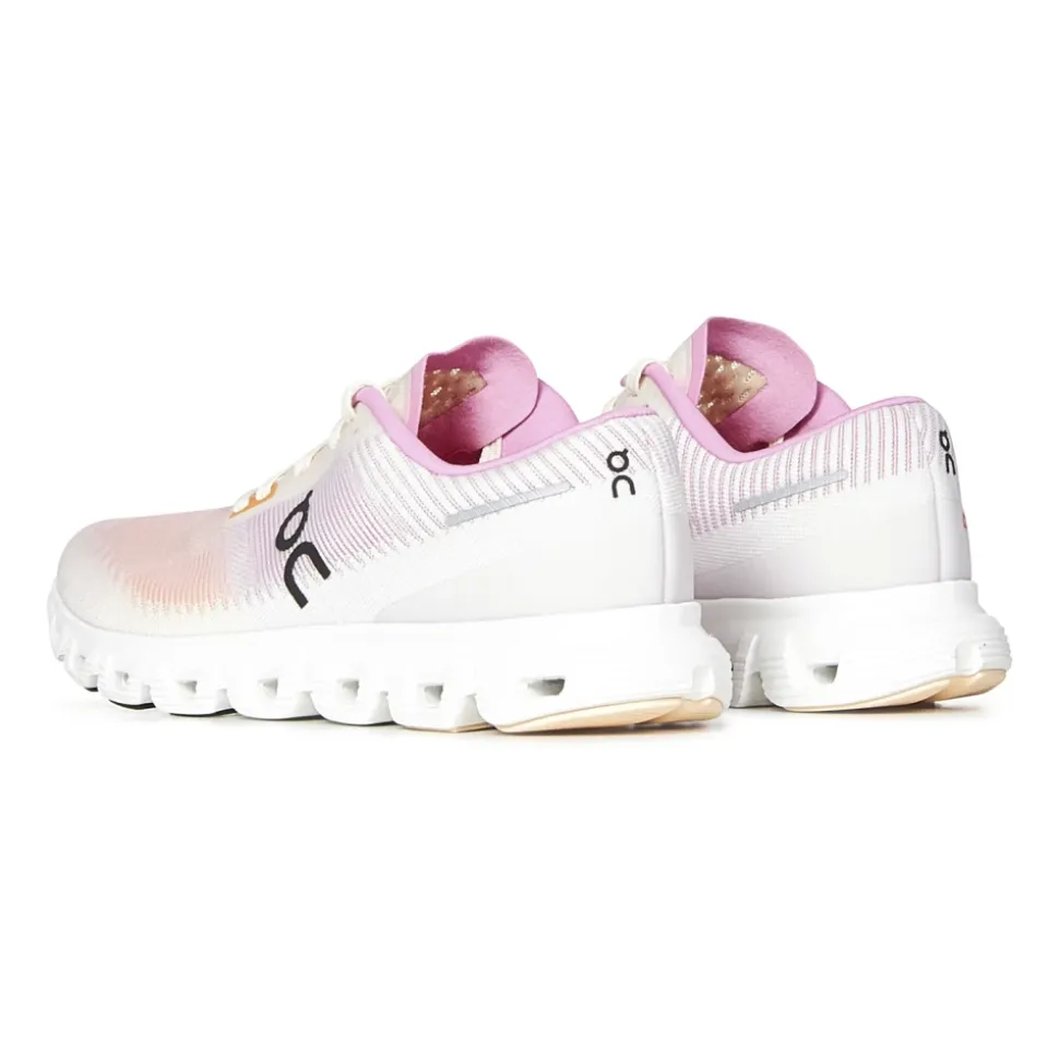 Orangefarbene Sneakers mit Speedboard-Technologie