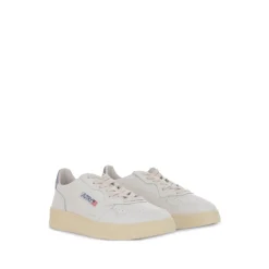 Perforierte Ledersneakers Blauer Akzent