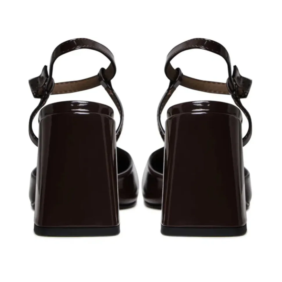 Pumps mit Blockabsatz aus Lackleder