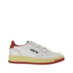 Rote Fuchssneakers mit perforierten Details