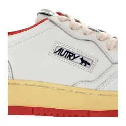 Rote Fuchssneakers mit perforierten Details