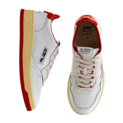 Rote Fuchssneakers mit perforierten Details