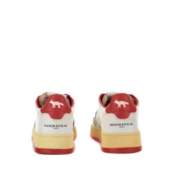 Rote Fuchssneakers mit perforierten Details
