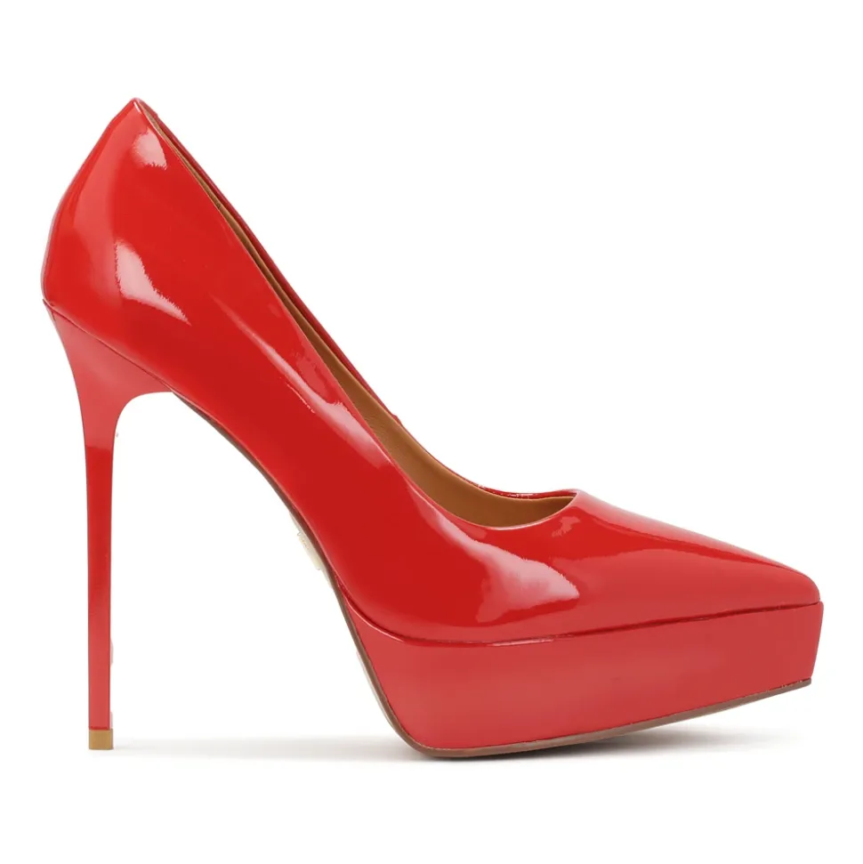 Rote lackierte Plateaupumps