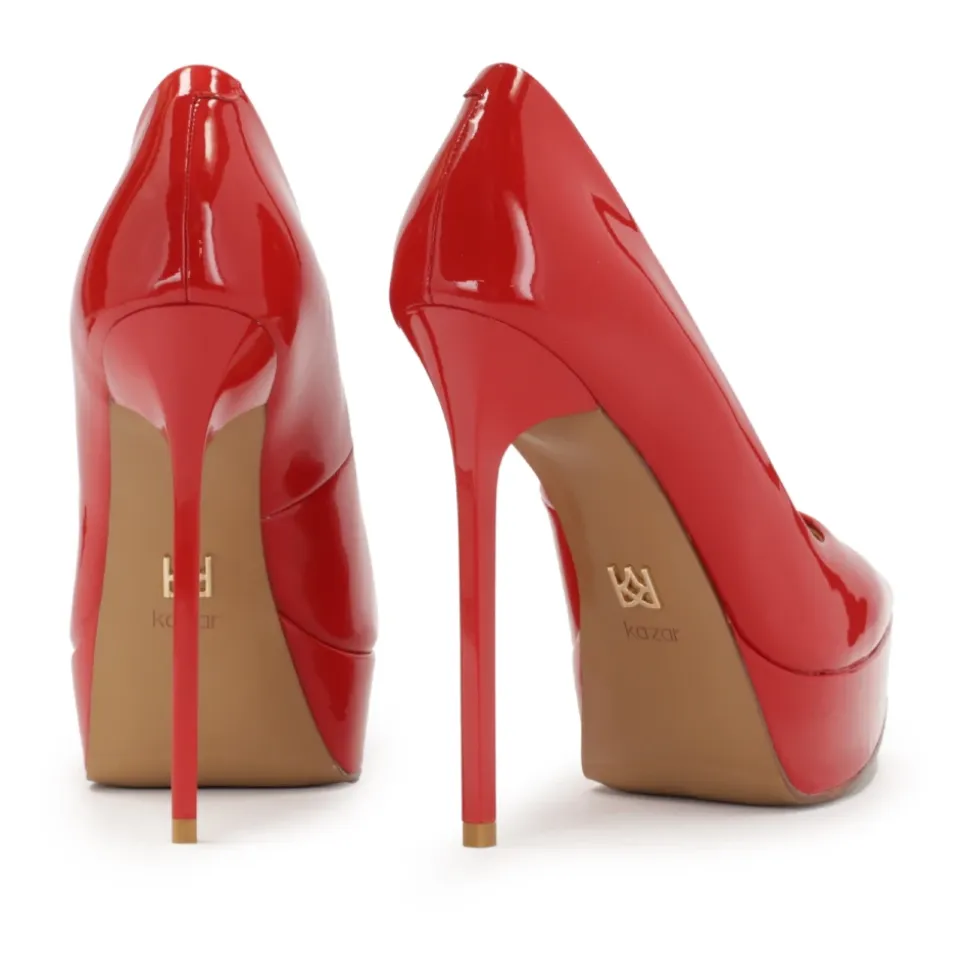 Rote lackierte Plateaupumps