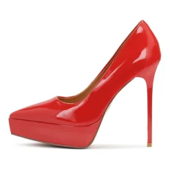 Rote lackierte Plateaupumps