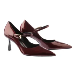 Rote Mary-Jane Pumps mit Charme