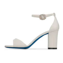 Sandalen aus glänzendem Leder tofu.
