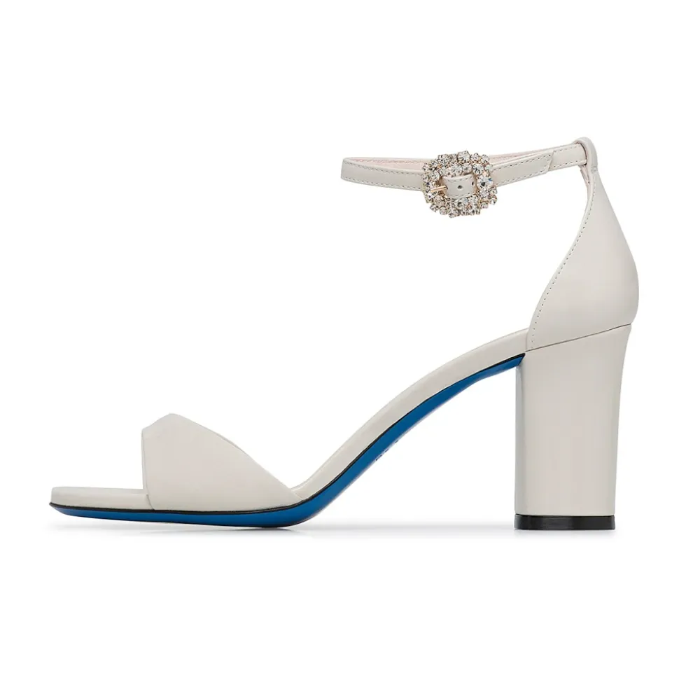 Sandalen aus glänzendem Leder tofu.