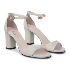 Sandalen aus glänzendem Leder tofu.