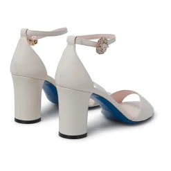 Sandalen aus glänzendem Leder tofu.