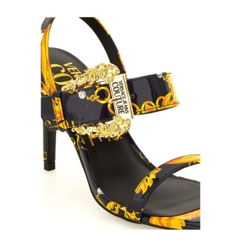 Sandalen mit Absatz