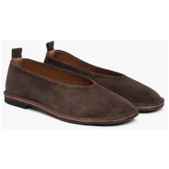 Sattelbraune, weiche Velours-Ballerinas