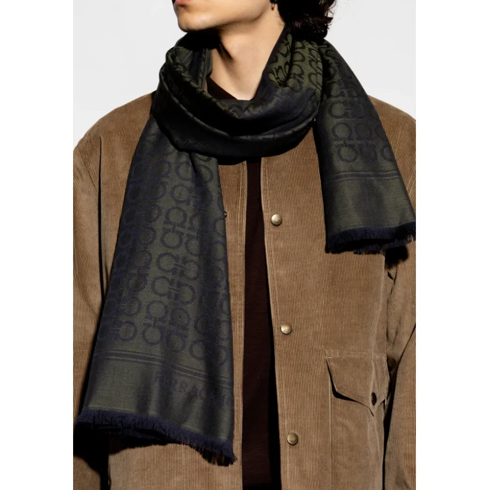 Schal mit Monogramm