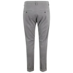 Schmale Chino-Hose mit Gesäßtaschen
