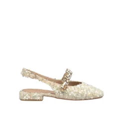Schuh mit Strassriemen