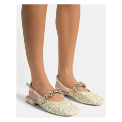 Schuh mit Strassriemen