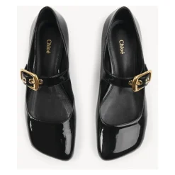 Schwarze Ballerinas mit übergroßer goldener Schnalle