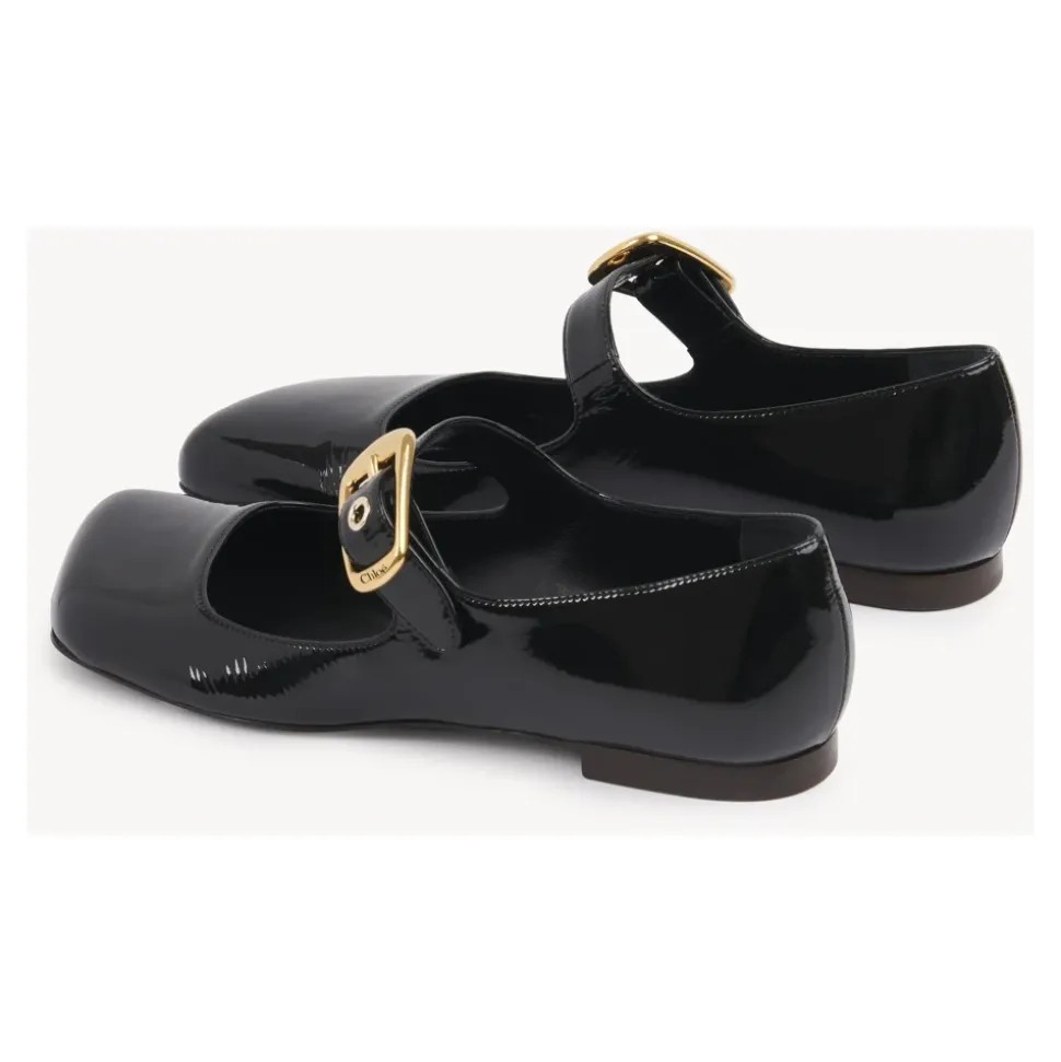 Schwarze Ballerinas mit übergroßer goldener Schnalle