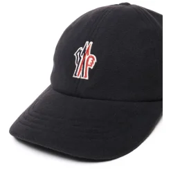 Schwarze Baseballkappe mit Frontlogo