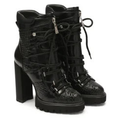 Schwarze geprägte Lederstiefel.Dieses Produkt fällt klein aus.