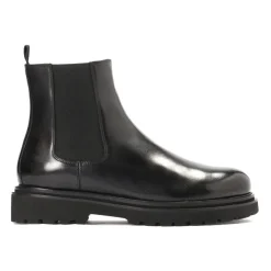 Schwarze isolierte Chelsea-Stiefel