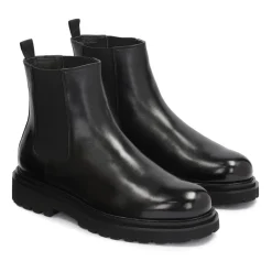 Schwarze isolierte Chelsea-Stiefel