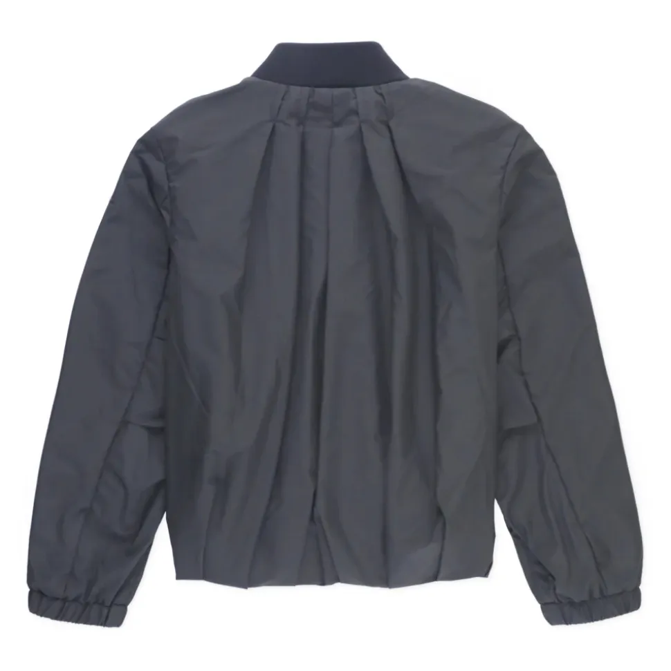 Schwarze Jacke mit gesticktem Aufnäher