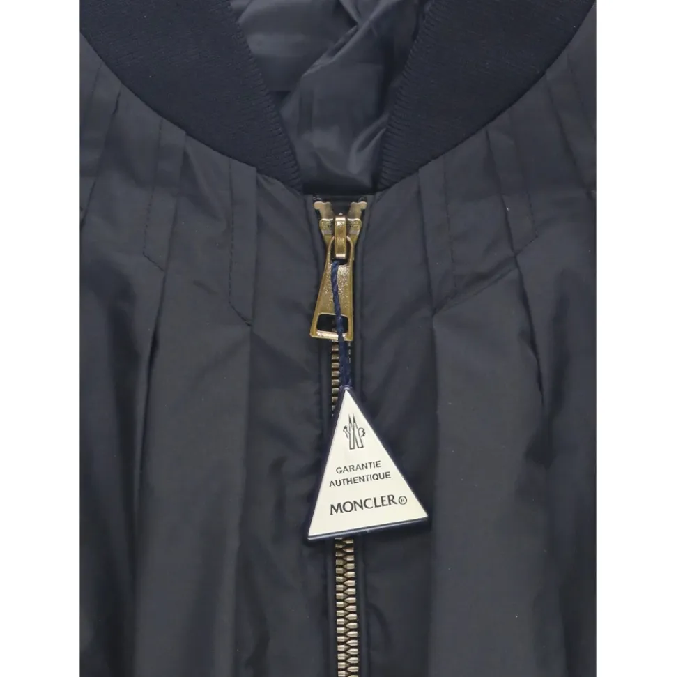 Schwarze Jacke mit gesticktem Aufnäher