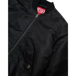 Schwarze Jacke mit Reißverschluss und Logo