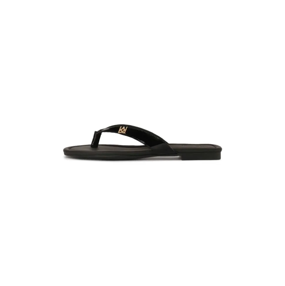 Schwarze, lackierte Flip-Flops