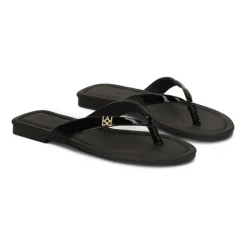 Schwarze, lackierte Flip-Flops