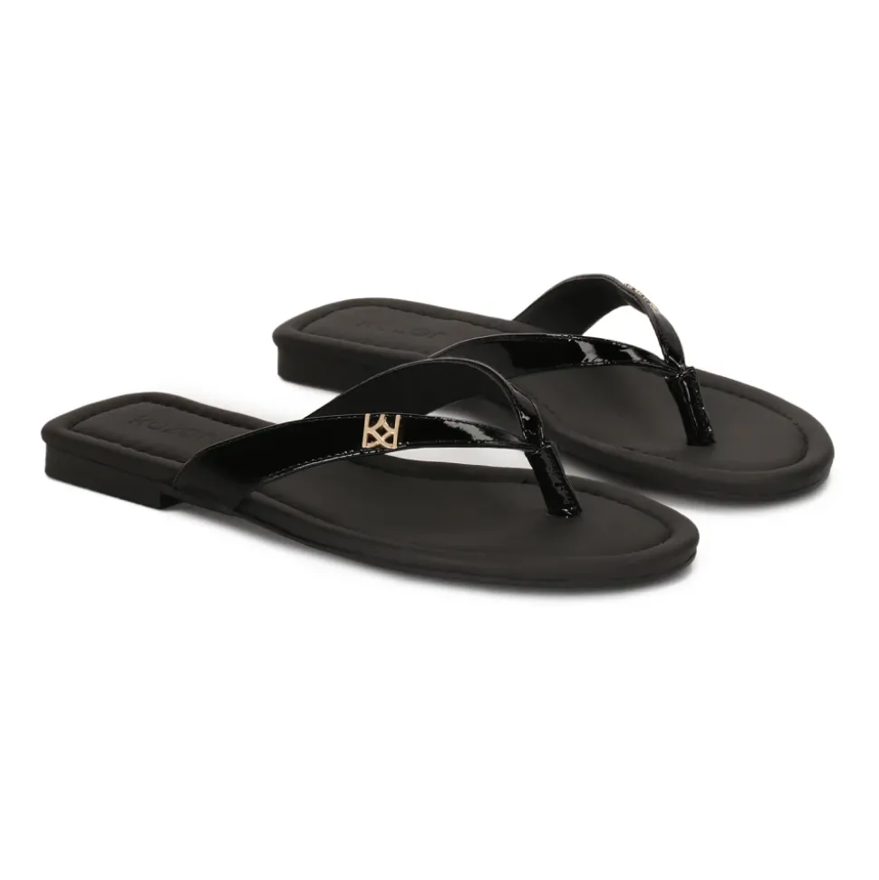 Schwarze, lackierte Flip-Flops