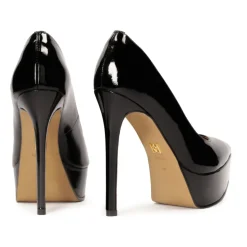 Schwarze lackierte Plateau- und Stiletto-Pumps