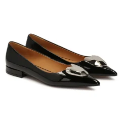 Schwarze lackierte Pumps mit flacher Sohle